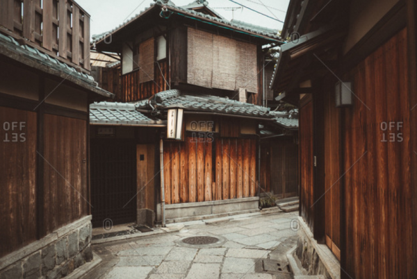 Rumah dengan Desain Lorong Kayu